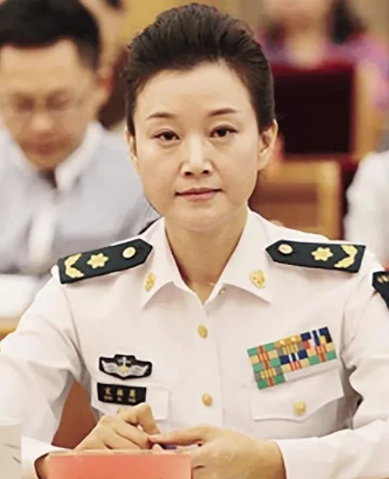 宋祖英的美
不是一般明星能比的
根本不在一条线上。
她可是从小山沟里走出来的
纯
