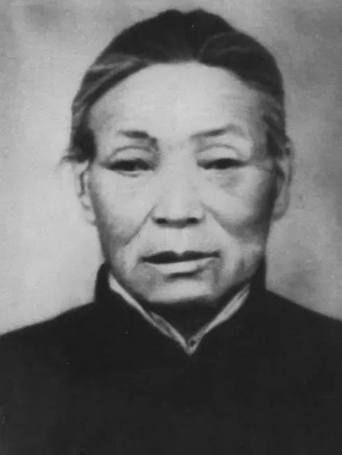 1938年，日军扫荡山东，包围了常家村。情急之下，肖司令被常大娘藏在枣堆里，不料
