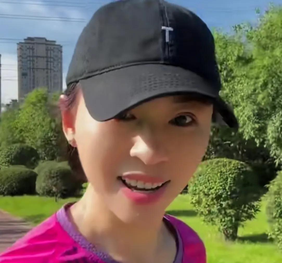 有人问欧阳夏丹，你总是一个人跑来跑去的，没个伴儿你不觉得孤单吗？
夏丹说，我始终