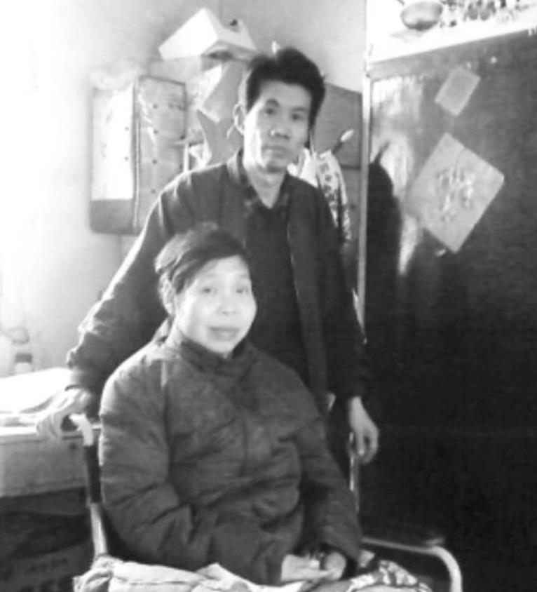 1997年，河南，一男子得知恩师身患疾病被丈夫抛弃，独自带着女儿艰难度日时，他心