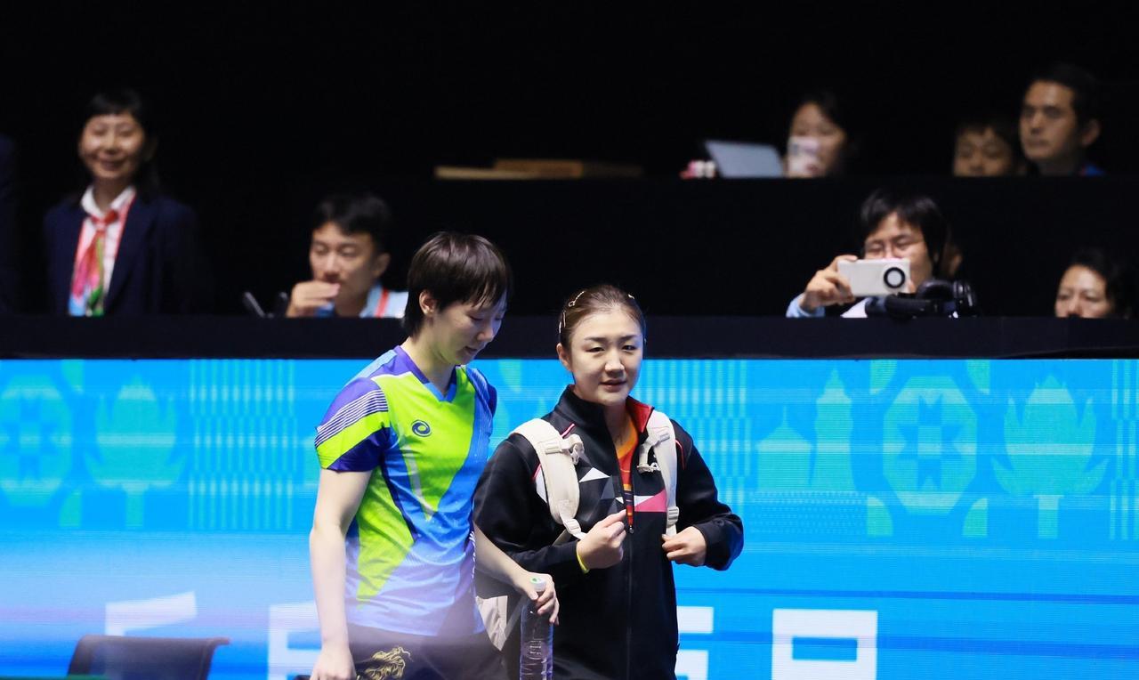 昨晚全运会乒乓球女单半决赛后，王曼昱与陈梦的这一赛场暖心举动温暖了众人。
王曼昱