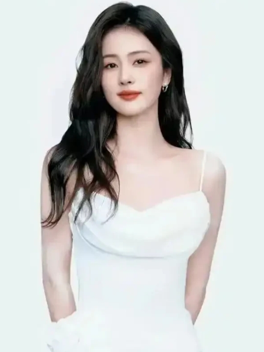 白鹿又火了
不只是因为演技
也不是因为性格，而是
在《临江仙》线下举办的活动中跳