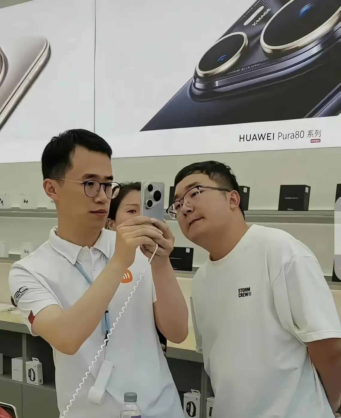 你看王腾看华为Pura80的眼神都不一样，这就是专业的目光，几乎他跟我们普通人看