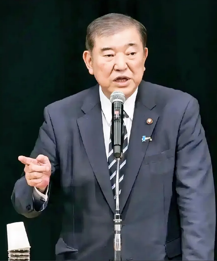 快讯。
日本政府宣布又给百姓发福利了。
而且是现金。
说一下，日本网上支付并不是