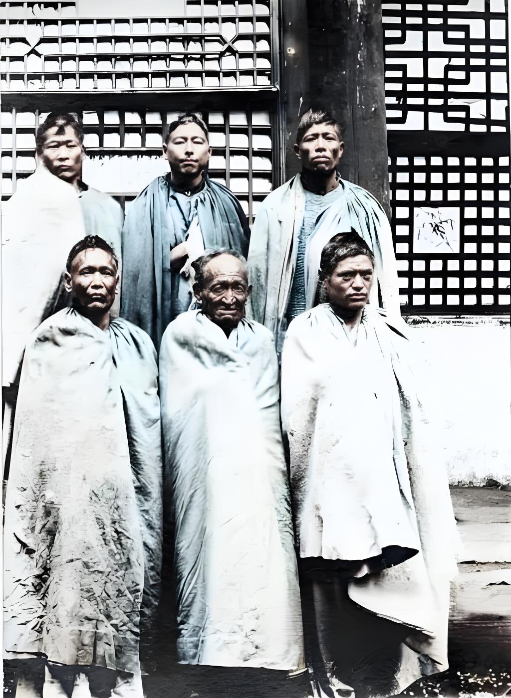 这张1915 - 1925年的照片，您瞅这六个彝族汉子，披着破披毡，站在中式官署