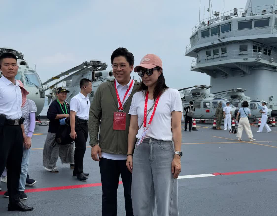 霍家为祖国做了多少贡献，为何在港地位如此之高？
最近霍震霆带团参观山东舰，那排
