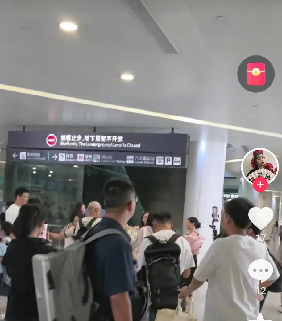 这几天小凤的视频都没看到红姐了
还以为红姐被边缘化被开除了
可昨天一个粉丝拍