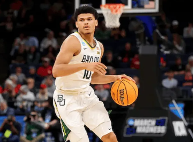 快船最新用双向合同签下的后卫雷杰-丹尼斯将在明天与灰熊比赛中迎来首秀。
根据之前