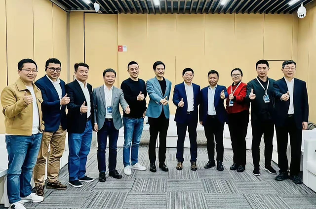 自从小米汽车供不应求以后，雷军越来越有排面了。
和长城老总魏建军、理想老总李想、