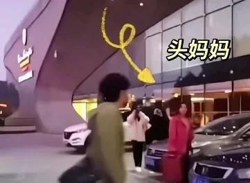 好幽默！头妈和头不熟，但是和莎很熟。那年黄石全锦赛，头妈也跟着儿子一起去了。但是