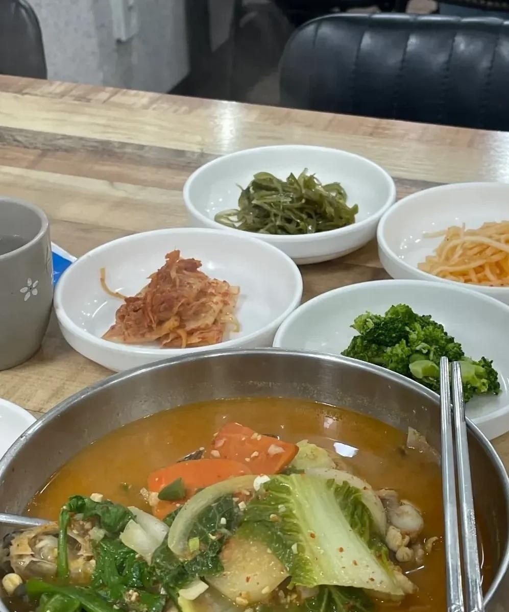 绝望，整个人明显瘦了一圈，吐槽韩国的食物像猪食，顿顿不离泡菜拉面，味道咸的没法吃