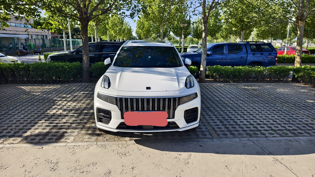 领克09燃油版五座用车3月有感
1.操控驾驶：虽然定位中大型SUV，但是并没有开