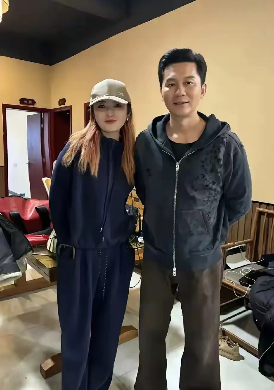 李晨旁边这位女士是谁？非常有气质，是不是也是位明星