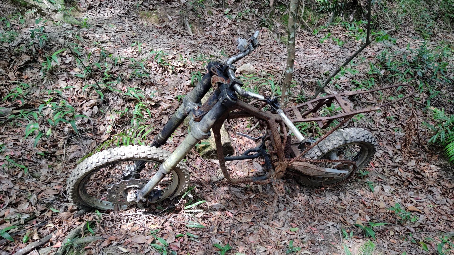 客天下旁边的山坳里发现一辆男装摩托车车架！有多处烧过的痕迹
