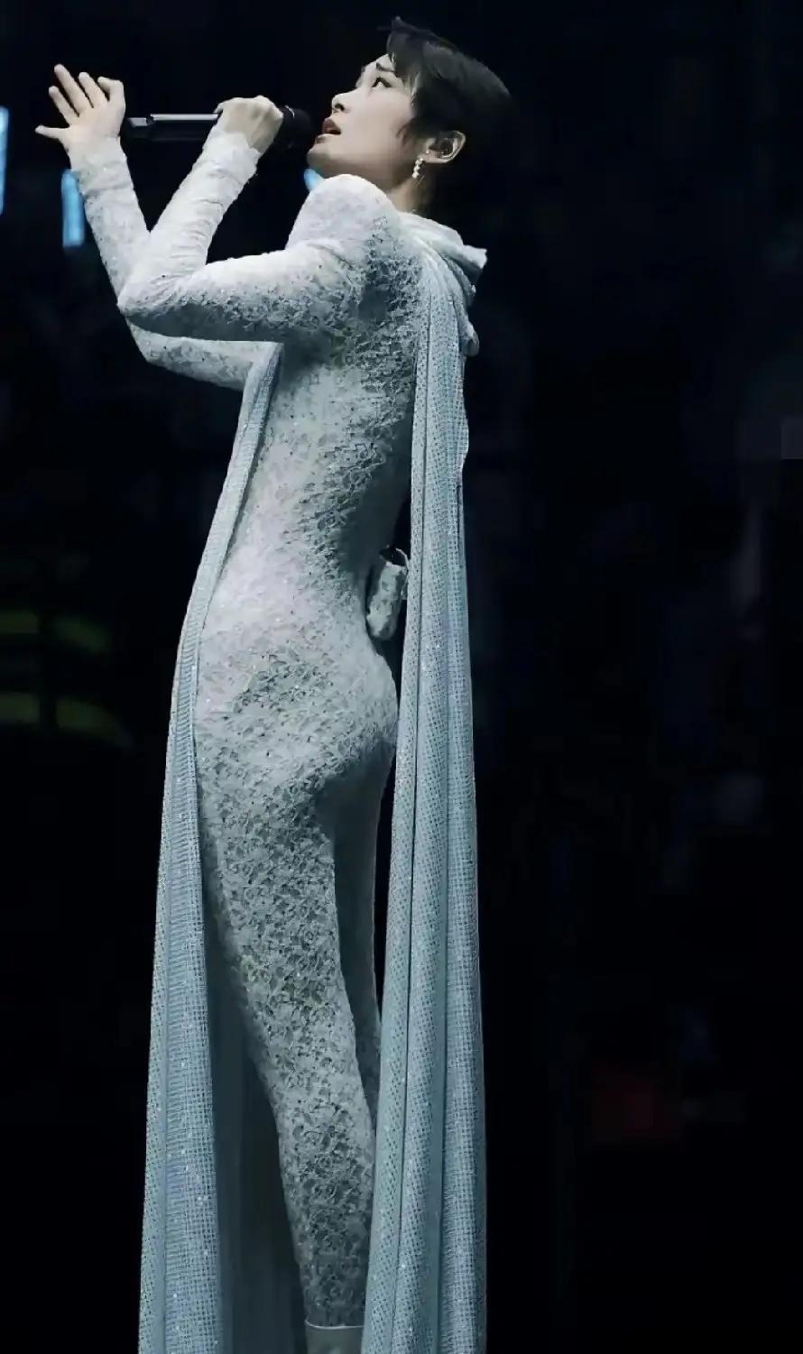 李宇春这造型也太吓人了吧！
如果不看上面的头，单看脖子下面不就像木乃伊一样吗？这