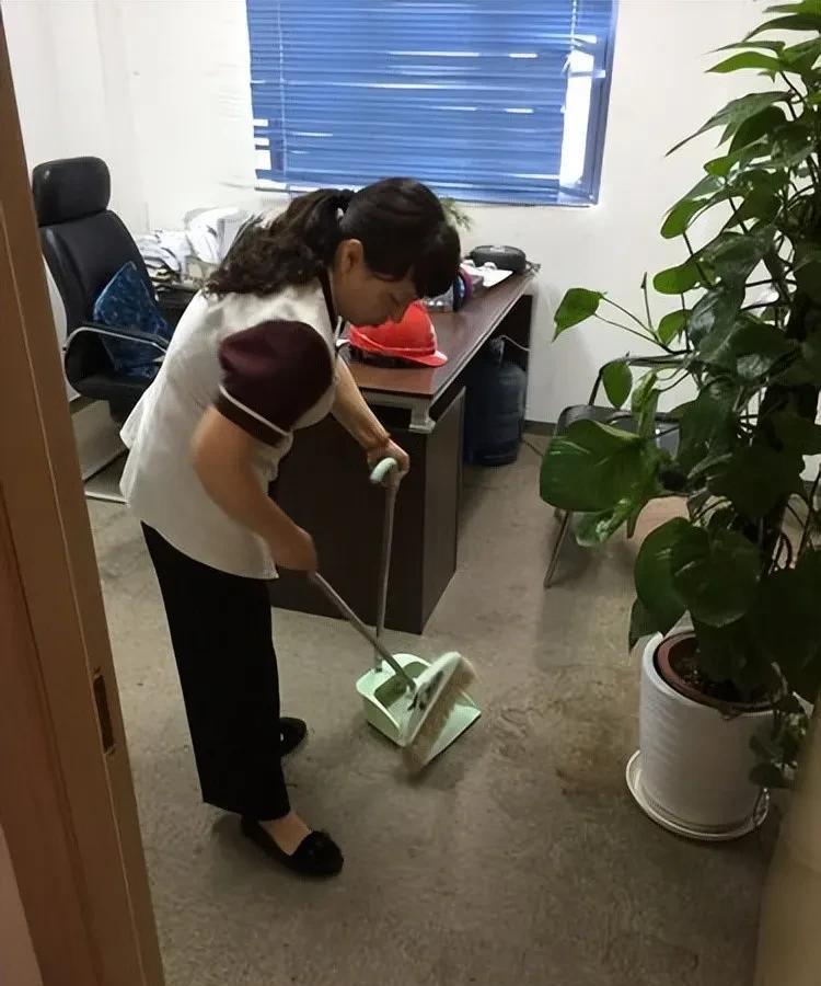 “退休再就业也要有个好心态”！！今天公司招聘了一位70后的保洁大姐，工资一个月3