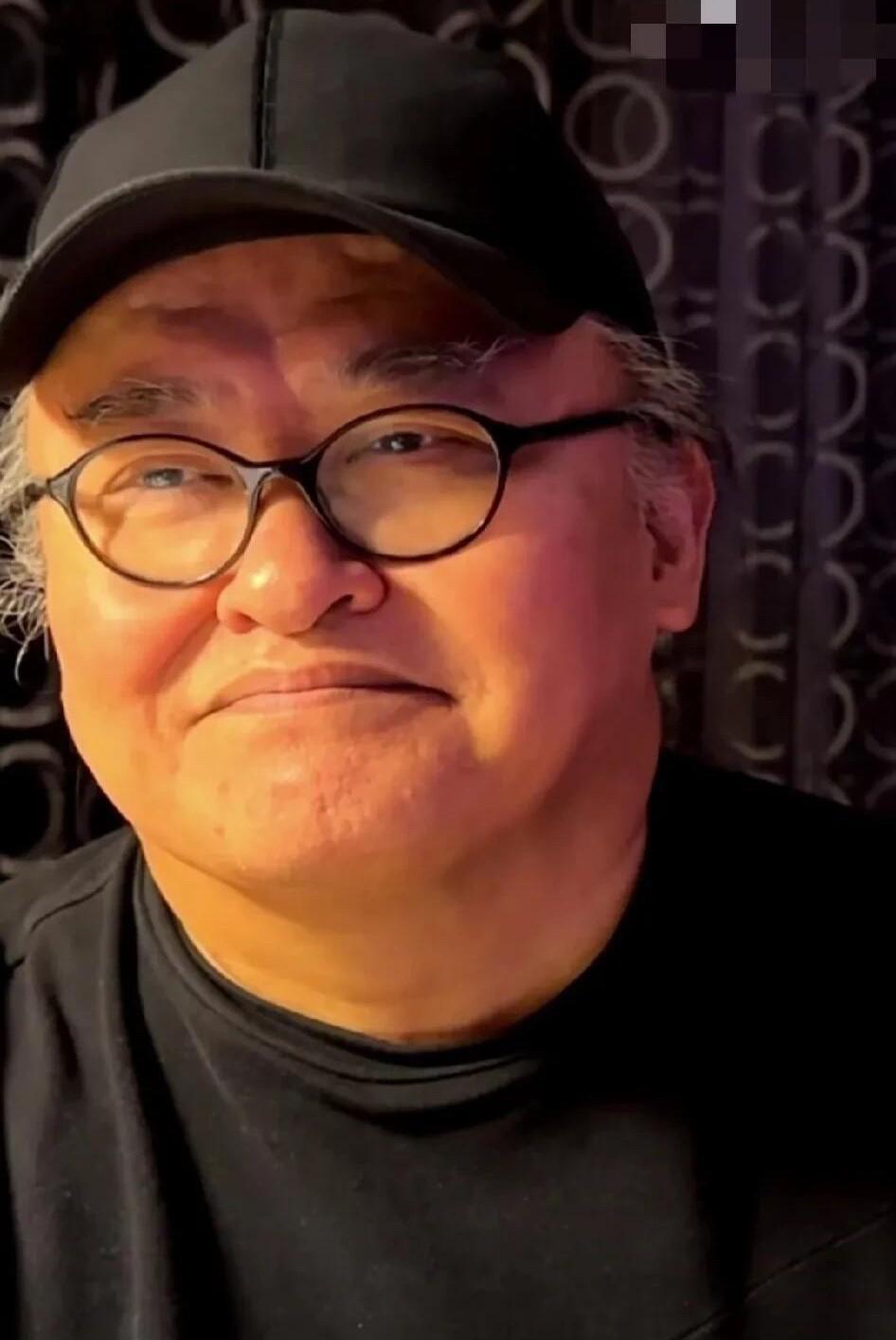 他的嗓音独特，长相有辨识度，如今也是没有躲过岁月的印记，胡子白了，眉毛和头发都白
