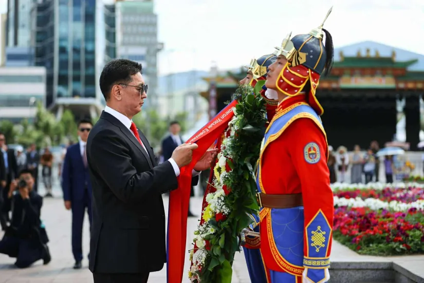 7月10日，蒙古国总统乌·呼日勒苏赫
国家大呼拉尔主席达·阿玛尔巴亚斯格楞与总理