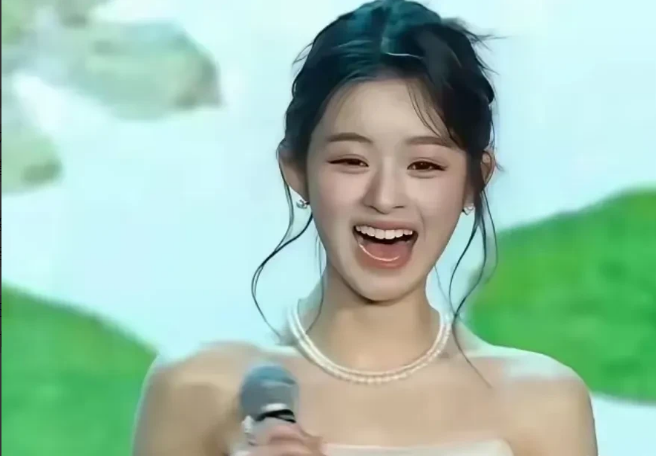 
刚刚查了一下耳环姐
不查不知道，一查才明白！

耳环姐黄杨钿甜没塌房是因为她背