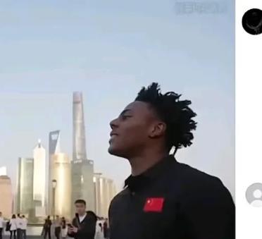 现在甲亢哥在咱国最大的难题  
已经不再是语言不通  
也不是美景太多，大家都被
