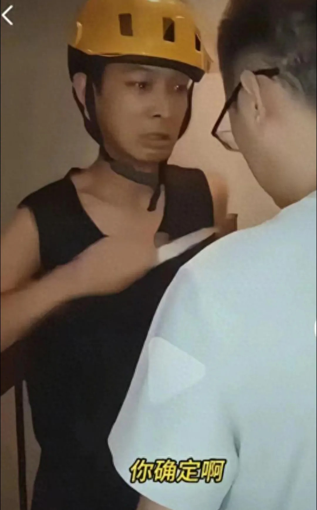 好消息！快递小哥抹脖子后续:无耻夫妻俩只是受了点小伤。
浙江一快递小哥委屈，夫妻