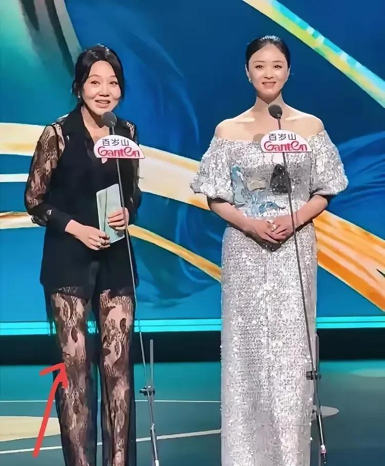 我的天呐，真是太辣眼了。闫妮，这是穿的个啥呀？
在这么重要的颁奖场合，闫妮这是穿