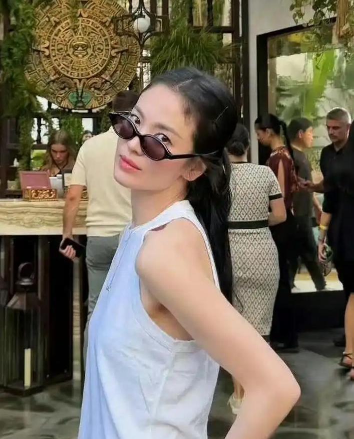 一觉醒来，
宋仲基的天都塌了。
没想到被他嫌弃推倒婚房都要舍去的宋慧乔，离了婚以