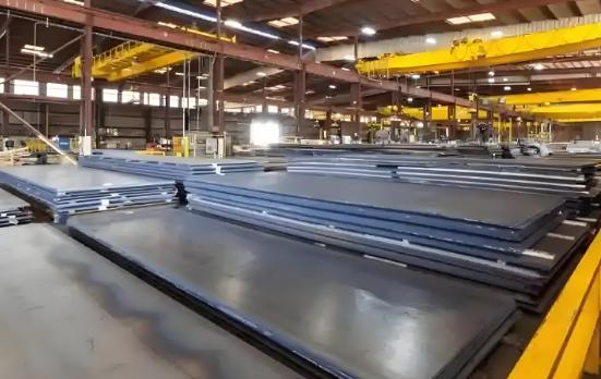 建造一艘航母得用多少吨钢材呢？航母建造是超级大工程，钢材用量十分惊人。
航母是海