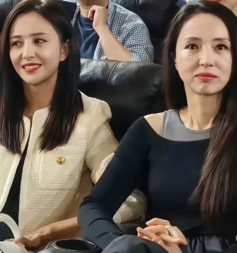 知道的两人也只相差区区4岁，不知道还以为两人隔着辈呢。

不懂就问，女人相差4岁
