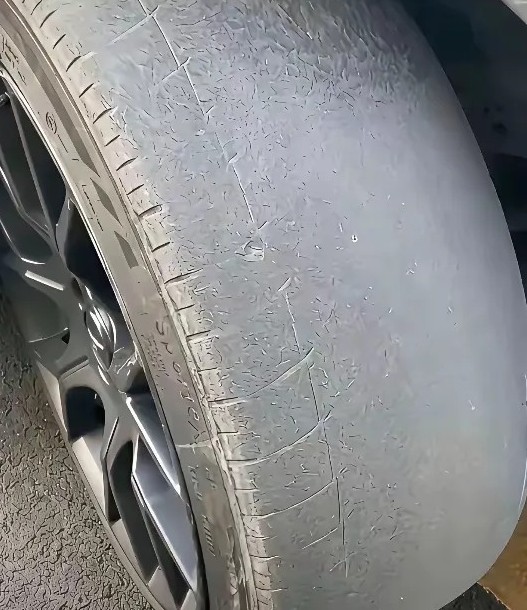 网友:
4s店做保养，师傅一个劲的忽悠换轮胎，这轮子一没扎，二没破，有必要换吗？