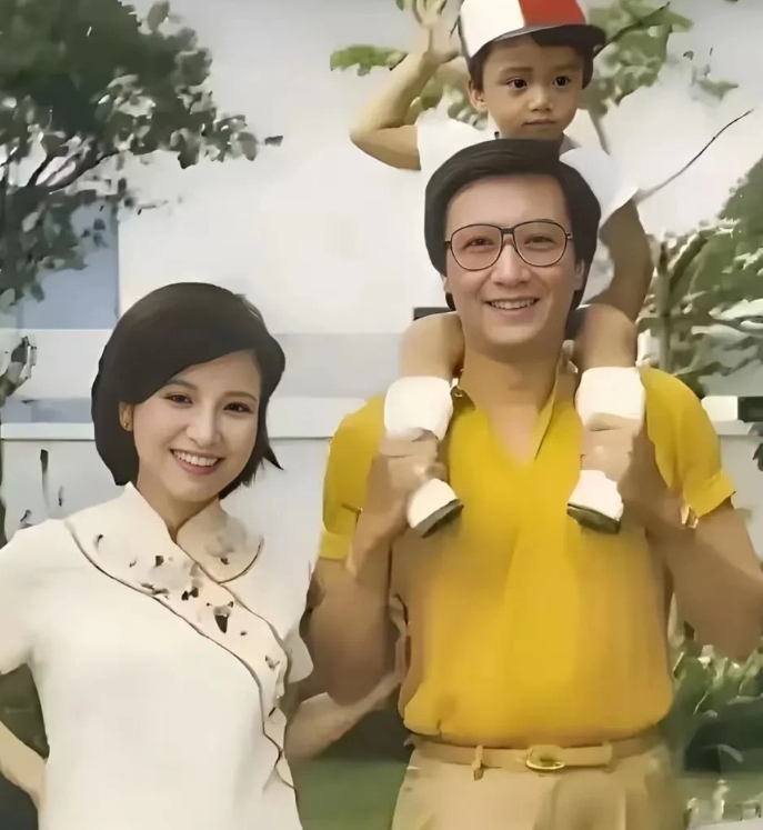 谢霆锋小时候，在父母尚未离婚的那段时光里，生活充满幸福。可父母分开后，一切都变了