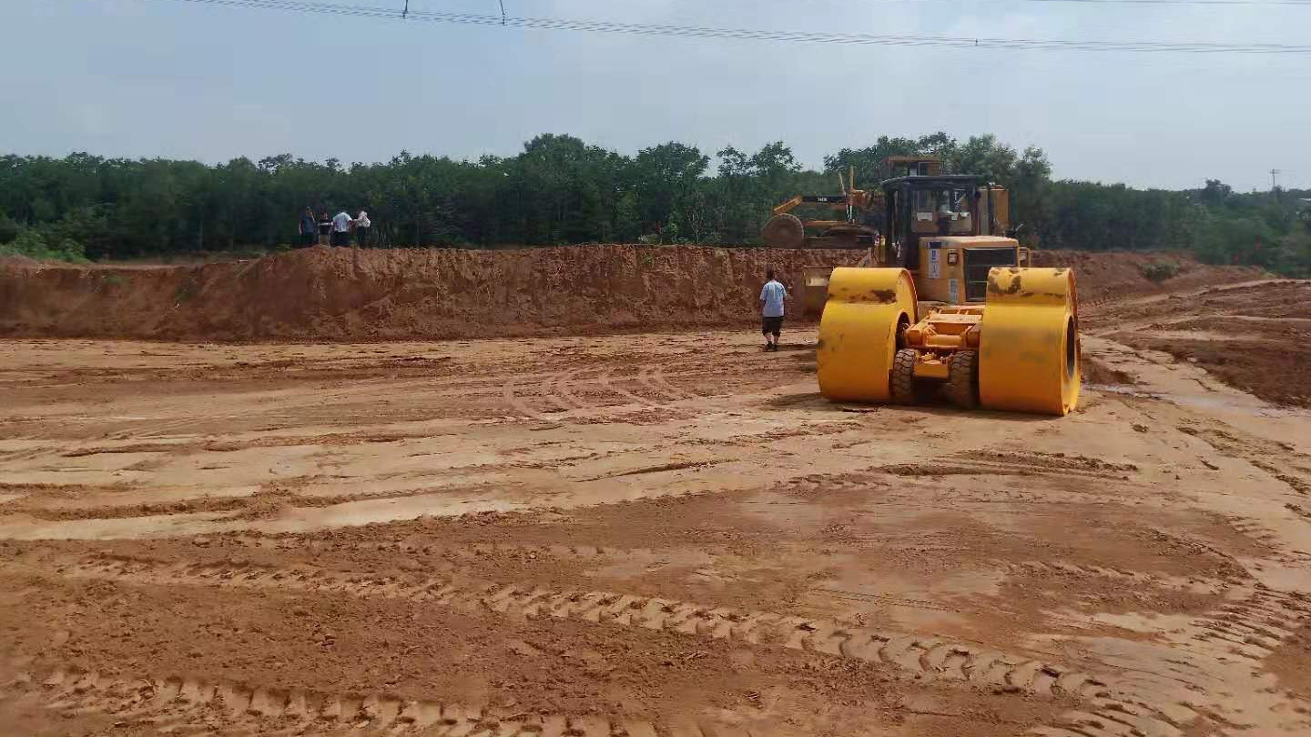 装载机带的冲击碾压机：多功能机械组合应用