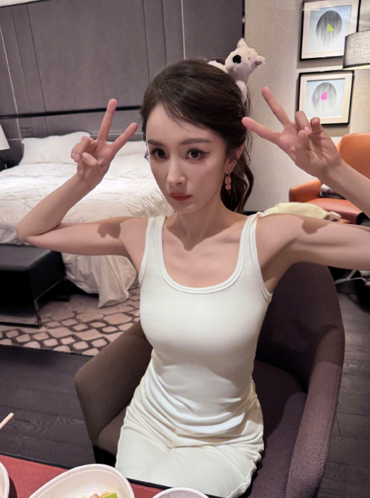 杨幂肱二头肌练出来了 ​​​
