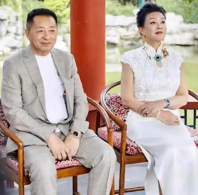 67岁的张兰和75岁的前夫汪则瀚合照，汪则瀚面带微笑，长相帅气，身体硬朗，张兰端