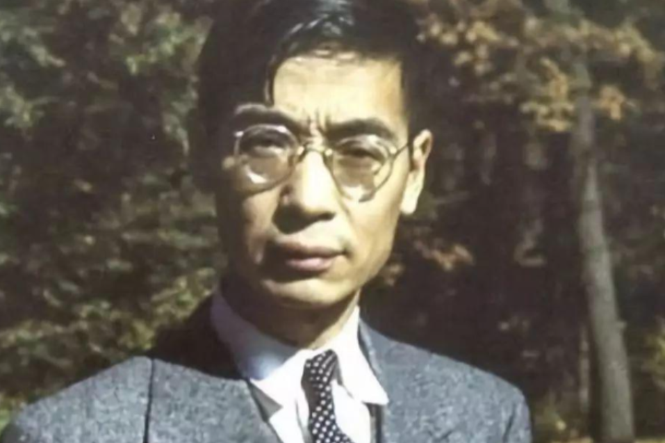 1968年12月5日，正在中南海怀仁堂接待外宾的周总理接到了秘书带来了一个消息。