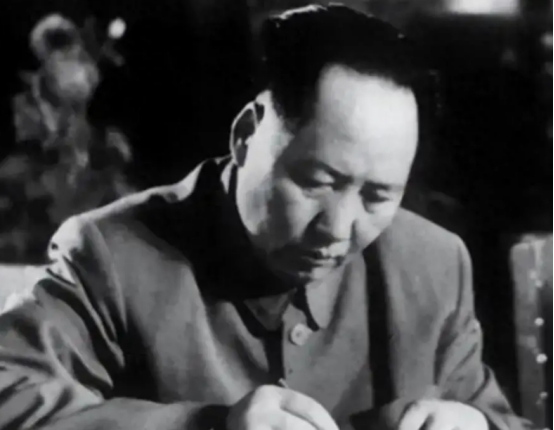 1950年，国军将领起义后，出任解放军军长，却暗中联系蒋介石，由此被抓！聂荣臻却