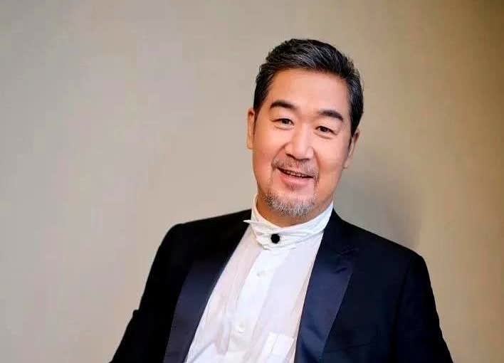 张国立70岁还出来拍戏，看到他家的情况就懂了。

说白了，这老爷子拍戏就跟咱