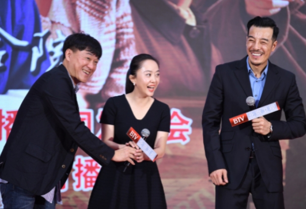 1997年，何冰参加同学聚会时，一个女生拍着何冰肩膀说：“何冰，我都快30岁了，