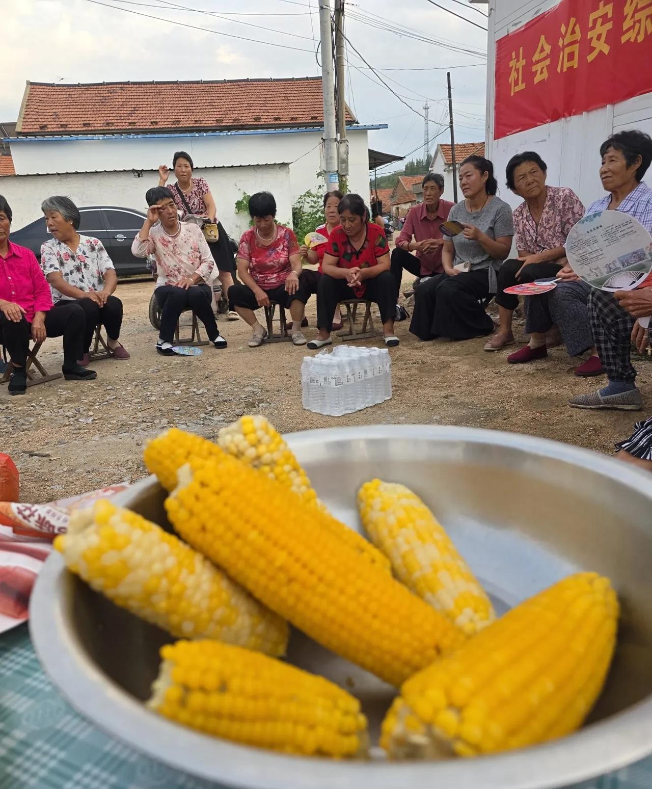 乡村街头，一群人啃一盆玉米……
今天下午三点，镇文化站的工作人员又来到村里，嫂子
