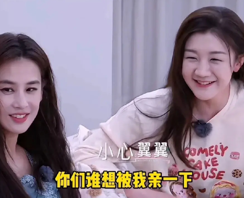 陈梦亲一口黄圣依，害羞得一直笑
还亲出了声音，亲完笑晕了。
李嘉格：吓到我了。