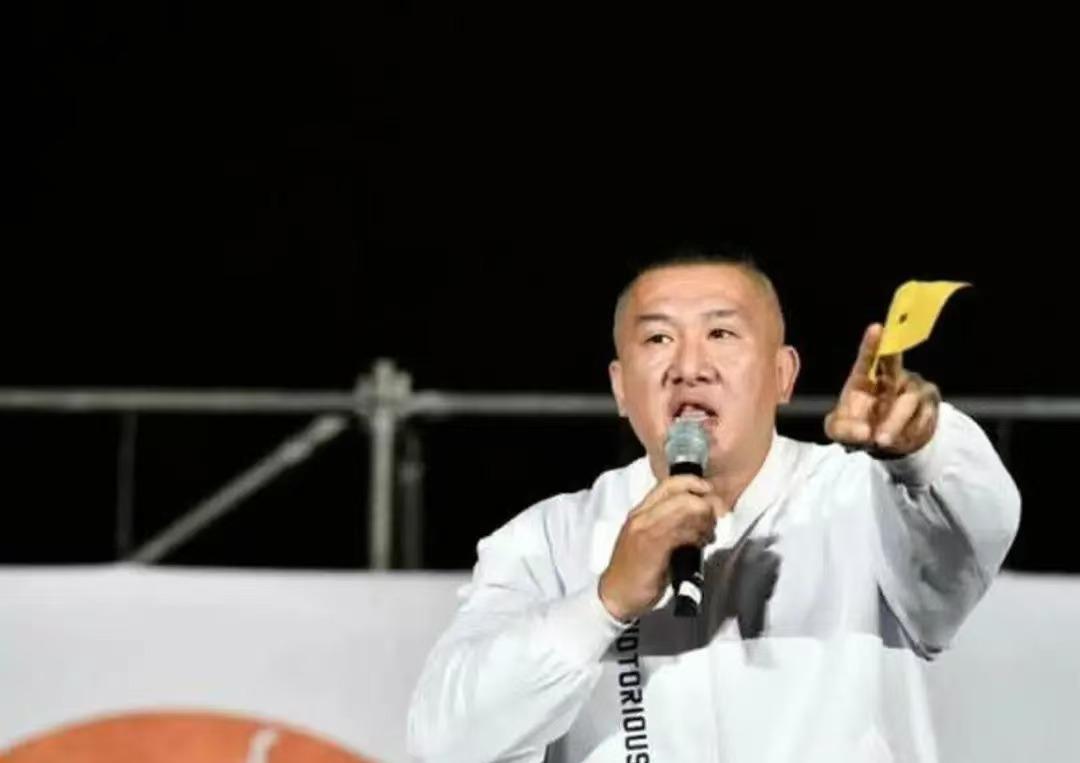 馆长的“反套路”也太绝了吧！
7月25日国民党的造势大会上，馆长上台致词没多久，