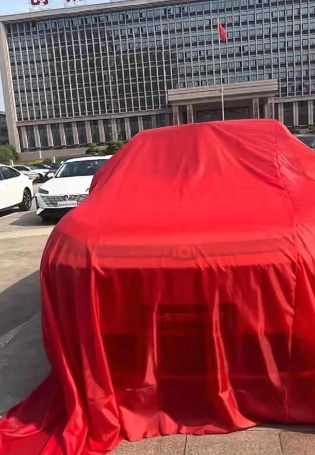 太燃了！重庆荣昌“卤鹅哥”今天直接喜提长安启源Q07新车！从追着网红投喂卤鹅爆火