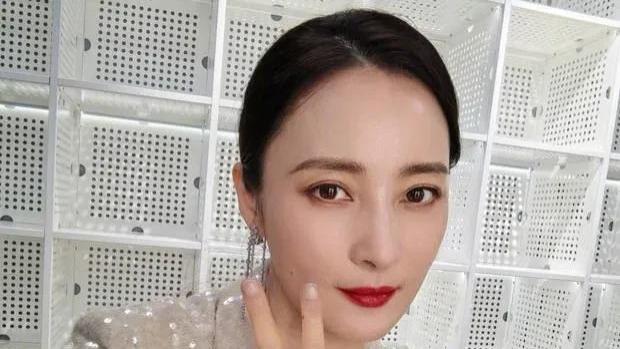 49岁蒋勤勤泳装照引爆，身材颜值依旧在线，这哪像生过俩娃的妈！