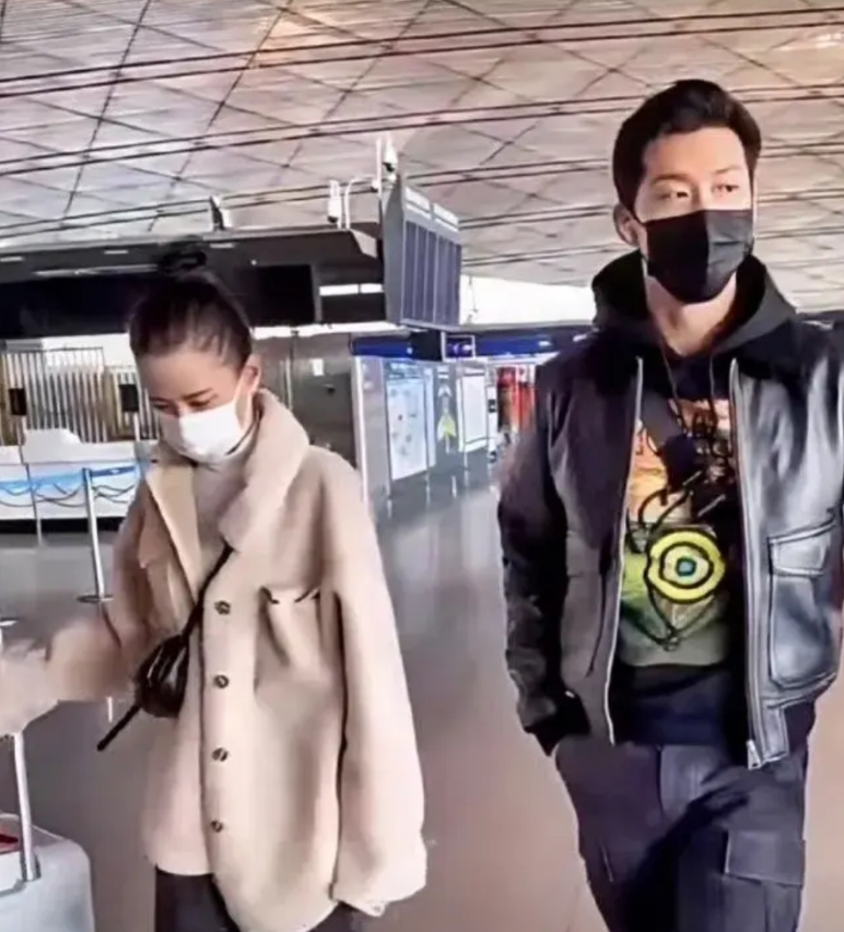 何超莲真是一个让人看不懂的豪门千金。

你要说她恋爱脑吧，她又不肯为爱情付出。