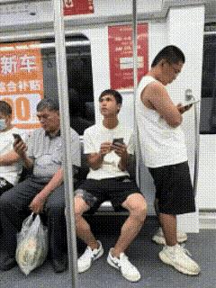 男人怼女人金典录：
男人：不为巴掌大的地方我有那么累吗？
女人：不关你屌事吗？