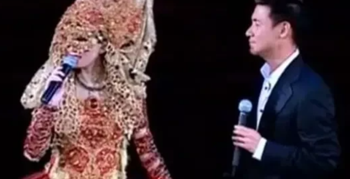梅艳芳去世后，在医院欠下了85万的费用，张学友二话没说把钱给垫上了。反之妻子罗美