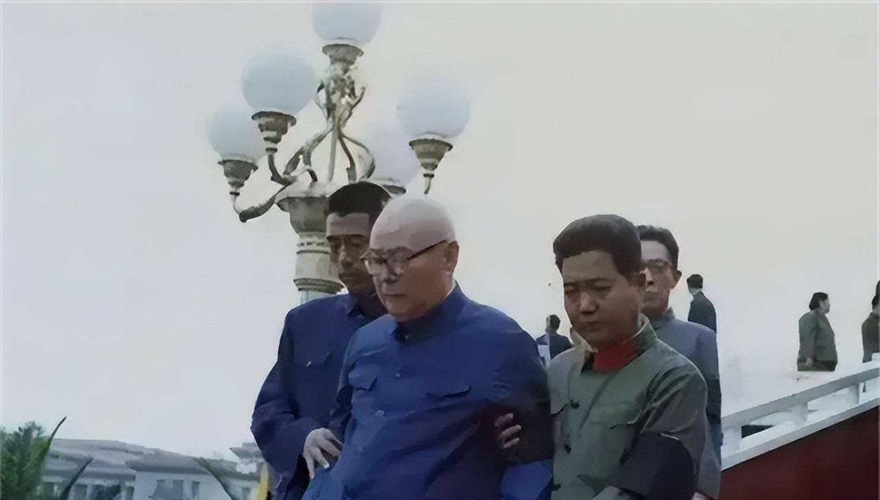 1976年9月，在追悼大会结束后，已经79岁高龄的叶帅在连续站了好几个小时后腿部