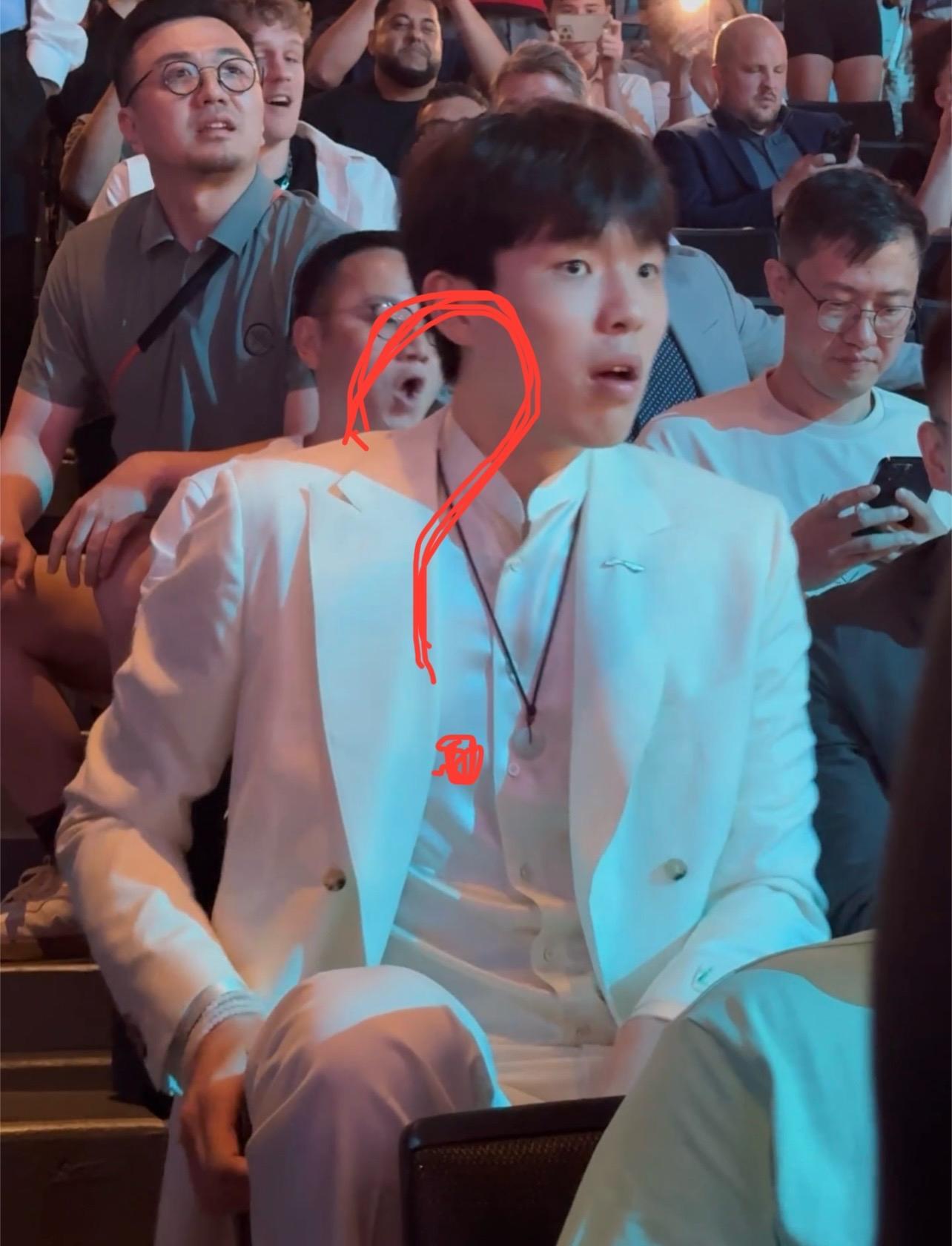 当萧华在第十六顺位念出杨瀚森的名字时，他愣住了。



坐在观众席上的杨瀚森，最