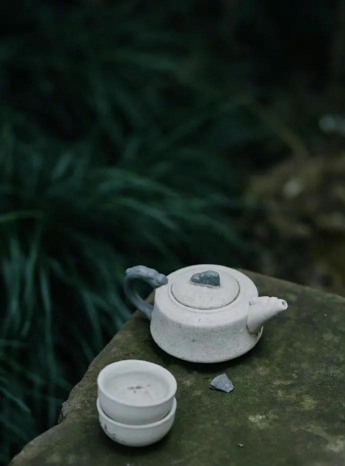 余华有句话，救了不少人的命：“你只是情绪进了死胡同，而不是人性进了死胡同。”  