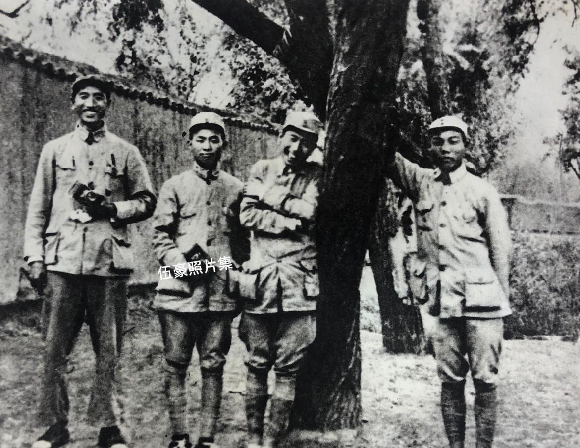 1939年，129师副师长徐向前（左一）在南宫与115师东进抗日挺进纵队领导符竹